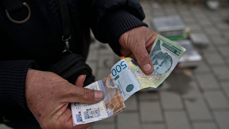 Fotografija: Ameriška administracija odpravo srbskega dinarja na Kosovu vidi kot težavo iz različnih razlogov. FOTO: Armend Nimani/AFP