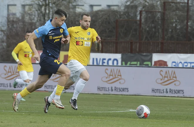 Matej Poplatnik (desno) se je spet vpisal med strelce na tekmi Brava. FOTO: Jože Suhadolnik