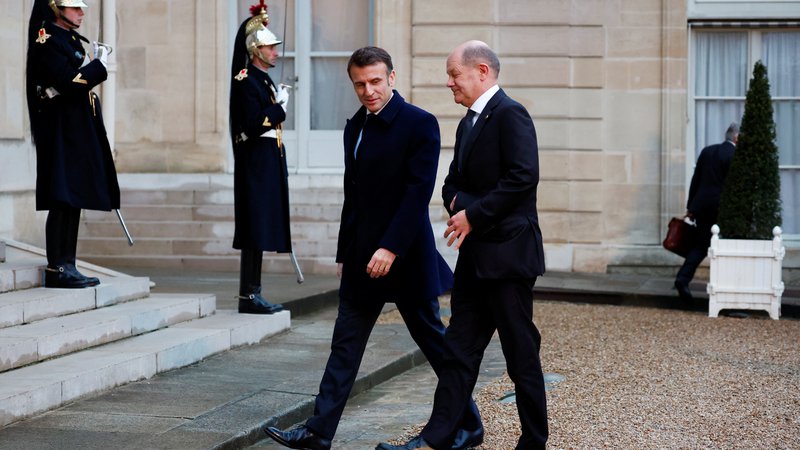 Fotografija: Francoski predsednik Emmanuel Macron in nemški kancler Olaf Scholz prejšnji mesec med srečanjem v Parizu FOTO: Gonzalo Fuentes/Reuters