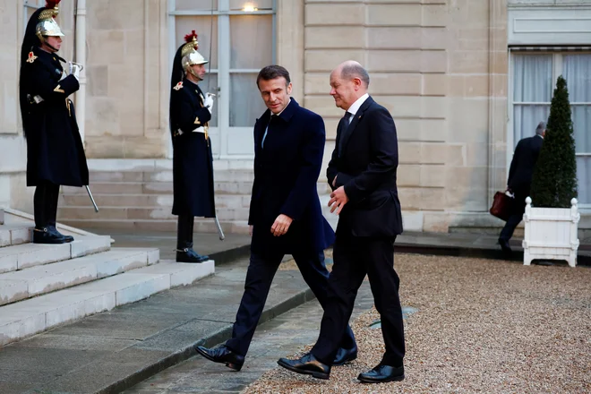 Francoski predsednik Emmanuel Macron in nemški kancler Olaf Scholz prejšnji mesec med srečanjem v Parizu FOTO: Gonzalo Fuentes/Reuters