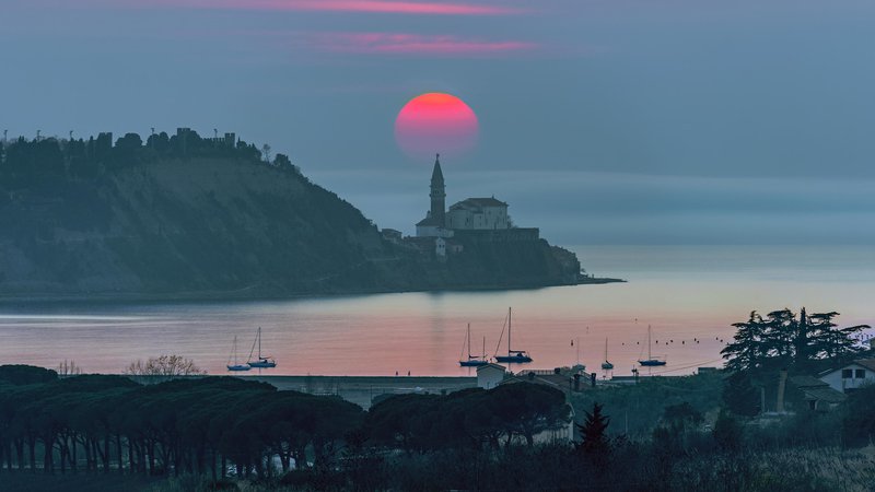 Fotografija: Slovenija, 4 barve: Piran z rdečim balonom FOTO: Gregor Kresal