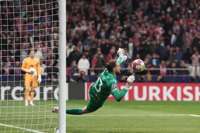 Jan Oblak je takole ustavil prvo enajstmetrovko Interja. FOTO: Thomas Coex/AFP