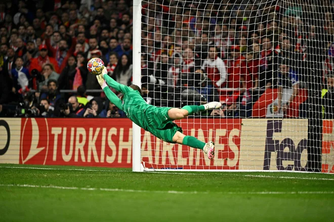 Jan Oblak je takole ustavil drugo enajstmetrovko Interja. FOTO: Javier Soriano/AFP