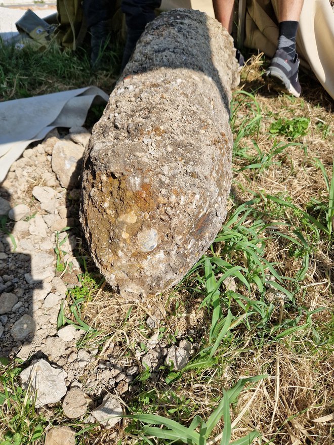 Letalska bomba, ki so jo ob zemeljskih delih izkopali v neposredni bližini slovensko-italijanske državne meje v Novi Gorici julija 2023. FOTO: Darko Zonjič
