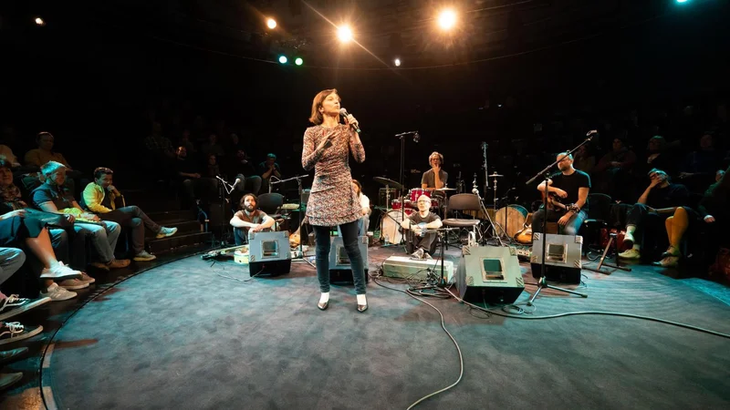 Na lanskem Pripovedovalskem festivalu so zgodbe iz lastnega in kolektivnega spomina v narečjih pripovedovale Anja Zag Golob, Renata Lapanja (na fotografiji) in Nataša Kramberger. FOTO: Nada Žgank