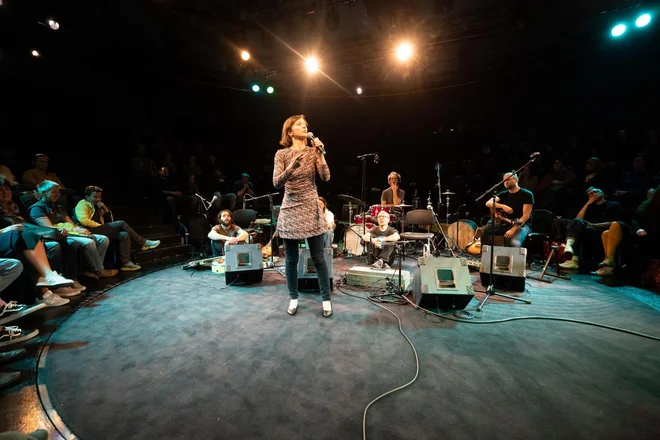 Na lanskem Pripovedovalskem festivalu so zgodbe iz lastnega in kolektivnega spomina v narečjih pripovedovale Anja Zag Golob, Renata Lapanja (na fotografiji) in Nataša Kramberger. FOTO: Nada Žgank