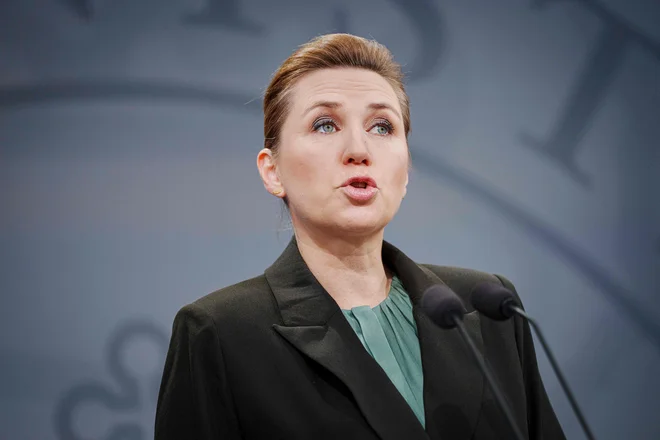 Danska premierka Mette Frederiksen na včerajšnji  tiskovni konferenci o krepitvi danskih oboroženih sil FOTO: AFP