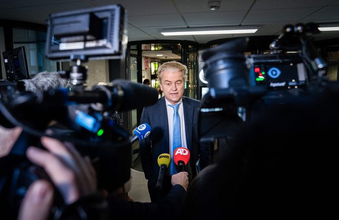 »Ključno vprašanje za zdaj je, kdo bo predsednik vlade,« je pojasnil Schout. »Domnevamo, da bo imel pri tem glavno besedo Wilders, vseeno pa morajo preostale stranke v koaliciji podpreti kandidata.« FOTO: Bart Maat/AFP