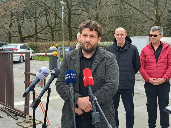 Asmir Bećarević je v čustvenem govoru dejal, da je grozljivo, ko po 25 letih delah ostaneš brez zaposlitve in brez vsega, kar je celotno družino pahnilo v stisko. FOTO: Špela Kuralt/Delo