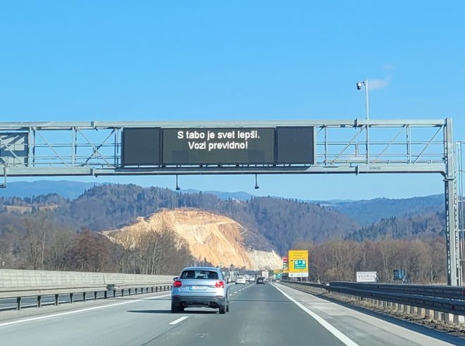 Valentinovo sporočilo z avtoceste. FOTO: Dars