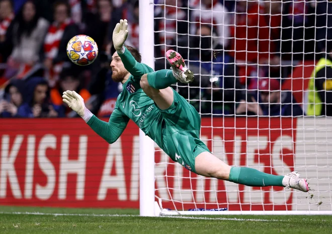 Jan Oblak je ubranil dve enajstmetrovki, najprej Interjevemu Alexisu Sanchezu. FOTO: Juan Medina/Reuters