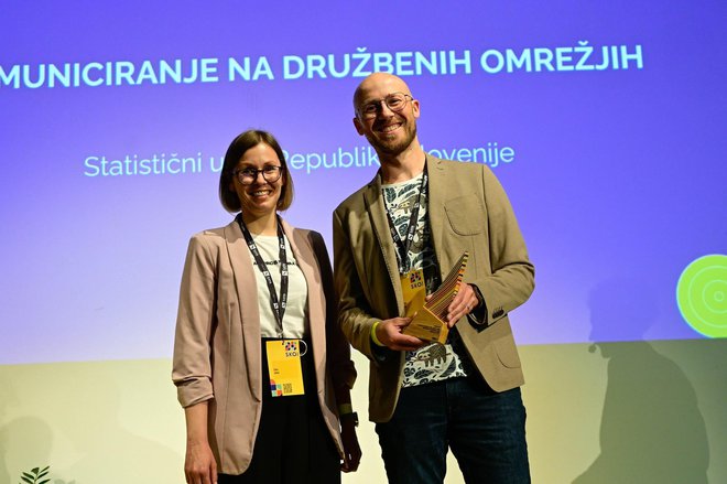 Zala Jakša in Martin Bajželj, del ekipe za družbena omrežja na Sursu FOTO: Marko Pigac