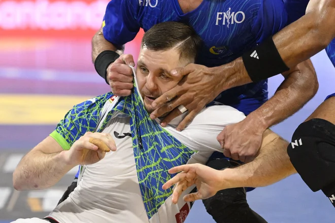 Na tekmi ni manjkalo trdih prijemov, takole so Brazilci v primež vzeli Aleksa Vlaha. FOTO: Josep Lago/AFP