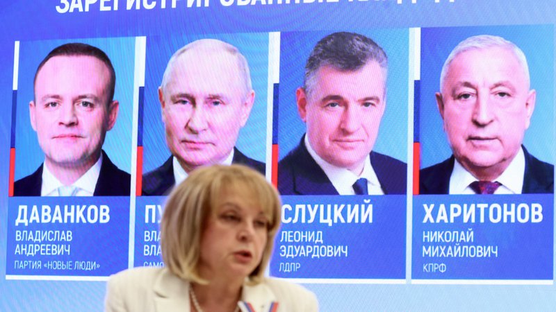 Fotografija: Jelena Pamfilova, vodja centralne volilne komisije, je včeraj v Moskvi odprla informacijsko središče. Za njo je plakat s štirimi registriranimi kandidati na predsedniških volitvah. FOTO: Stringer/AFP