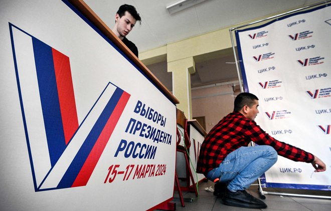 Prostovoljci pripravljajo volilno mesto v Moskvi. FOTO: AFP