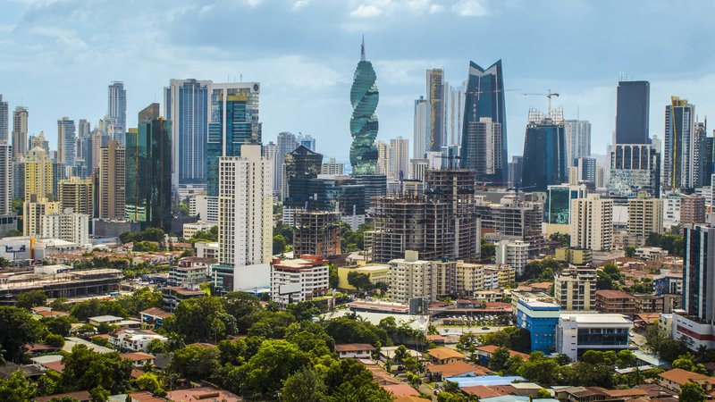 Fotografija: Pogled na gosto posejane stolpnice glavnega mesta Ciudad de Panamá. Malo bogatih severnoameriških mest kaže tako sodobno podobo. FOTO: Shutterstock