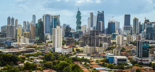 Pogled na gosto posejane stolpnice glavnega mesta Ciudad de Panamá. Malo bogatih severnoameriških mest kaže tako sodobno podobo. FOTO: Shutterstock