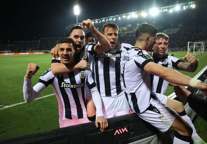 Nogometaši PAOKA so si dali duška po visoki zmagi proti Dinamu, ki v vročem Solunu ni ubranil prednosti iz prve tekme z 2:0. FOTO: Alexandros Avramidis/Reuters
