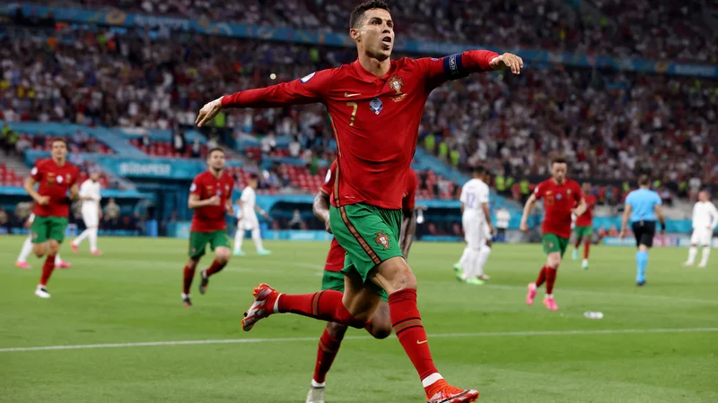 Cristiano Ronaldo prihaja v Stožice. FOTO: Bernadett Szabo/Reuters
