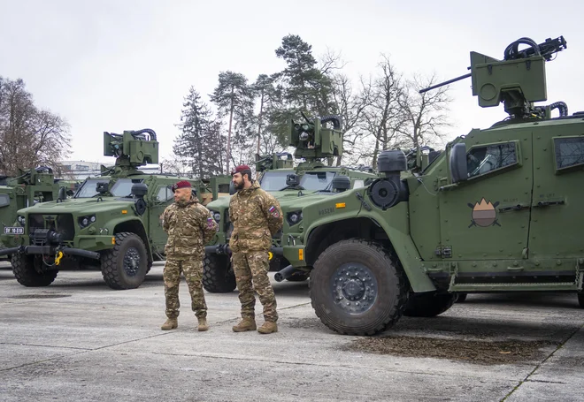 Slovenija trenutno namenja finančna sredstva za investicije v glavno opremo skladno s sprejetimi zavezami, to pomeni več kot 20 odstotkov skupnih obrambnih izdatkov. Foto Jože Suhadolnik