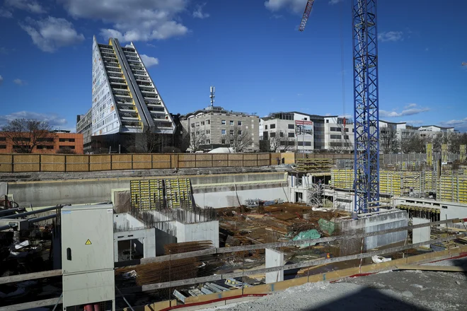 Vilharia, ki bo najbolj zelena poslovna stavba v Ljubljani in Sloveniji, je tik ob glavni železniški postaji. FOTO: Jože Suhadolnik/Delo