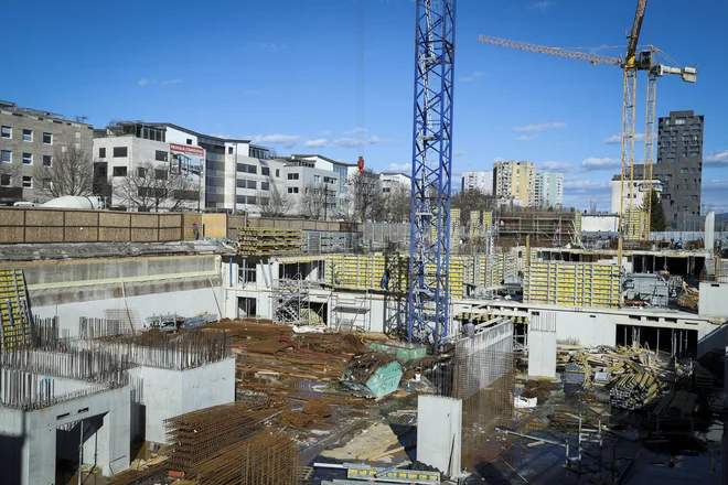 Vilharia bo najemnike in okoliške prebivalce spodbujala k trajnostni mobilnosti. FOTO: Jože Suhadolnik/Delo