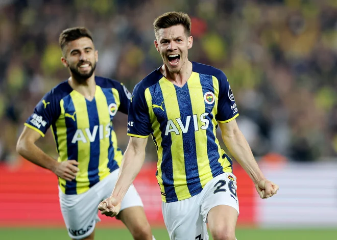 Miha Zajc se bo s Fenerbahčejem v konferenčni ligi meril z grškimi sosedi iz Olympiakosa. Vroče bo! FOTO: Umit Bektaš/Reuters