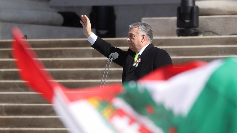 Fotografija: »Ne moremo sprejeti, da je Bruselj zapustil Evropejce, še več, obrnil se je proti njim,« je ocenil Viktor Orbán in dodal, da Madžarska ne more tolerirati, da EU uničuje kmete, siromaši srednji razred, vodi podjetja v stečaj in poskuša madžarske otroke izročiti »v roke pobesnelih aktivistov za pravice spolov«. FOTO: Bernadett Szabo/Reuters