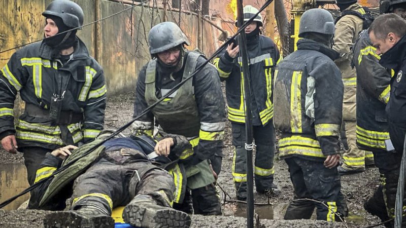 Fotografija: Reševalci o raketnem napadu v Odesi nosijo ranjenega kolega na varno. V ruskem napadu na Odeso je bilo ubitih najmanj 14 ljudi, v napadu na regijo Vinice pa še dve osebi. Proruske oblasti v Donecku navajajo tri smrtne žrtve ukrajinskega obstreljevanja. V napadu na rusko regijo Belgorod pa je umrla ena oseba. Preiskovalci ZN so medtem sporočili, da Rusija še naprej izvaja vojne zločine v Ukrajini, in opozorili na grozljivo ravnanje z ukrajinski vojnimi ujetniki. Foto: Handout/Afp