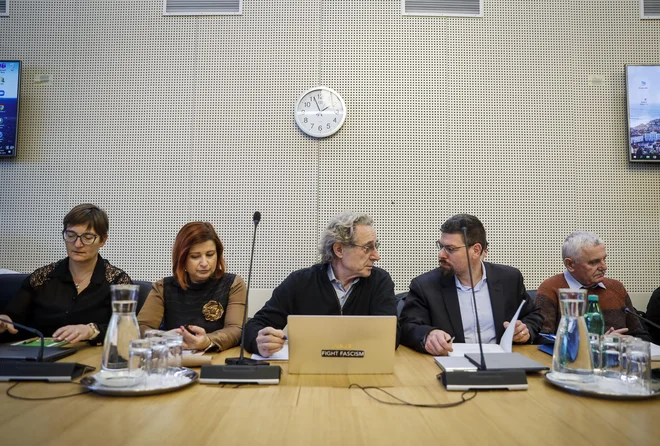 Predstavniki vlade in sindikatov javnega sektorja bodo že v torek znova sedli za skupno mizo. FOTO: Jože Suhadolnik