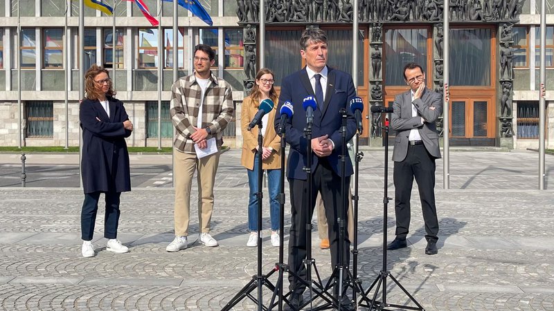 Fotografija: Vodja poslanske skupine Borut Sajovic je na novinarsko vprašanje, ali se bodo zavzemali, da referendume izvedejo sočasno z evropskimi volitvami, ki bodo v Sloveniji 9. junija, odvrnil, da »možnost za to poslovniško ta trenutek z današnjo vložitvijo obstaja«. FOTO: STA