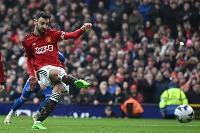 Bruno Fernandes, kapetan Uniteda, bo po nedeljski tekmi odšel na reprezentančni zbor in nato dopotoval tudi v Slovenijo. FOTO: Paul Ellis/AFP