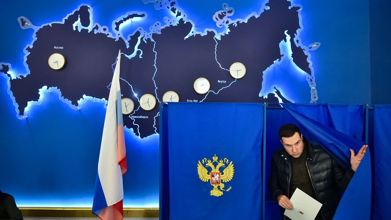 Fotografija: Prizor z volišča v Novosibirsku. FOTO: Vladimir Nikolajev/AFP