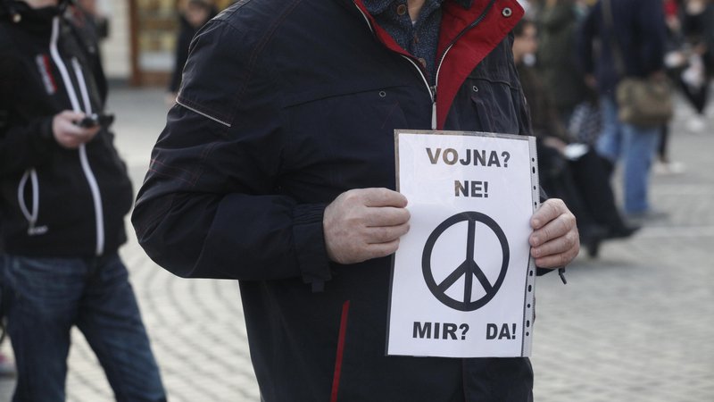 Fotografija: Najnovejša raziskava javnega mnenja kaže, da bi samo še vsak drugi državljan, natančneje 52 odstotkov, na referendumu glasoval za to, da Slovenija ostane članica zveze Nato. Foto: Mavric Pivk