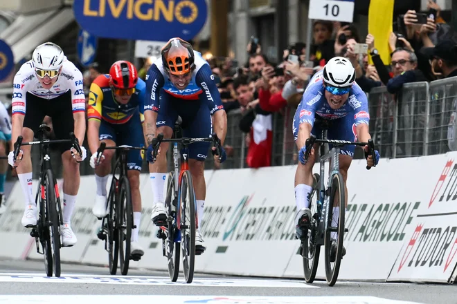 Jasper Philipsen je bil najhitrejši v sprintu. FOTO: Marco Bertorello Afp