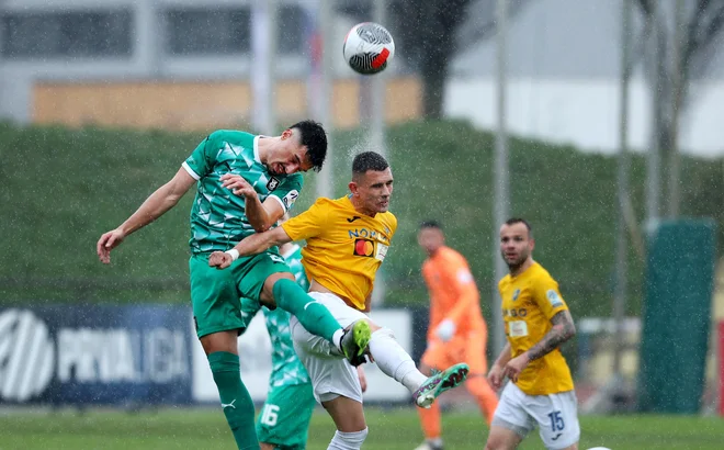 Kot ponavadi je bilo v dvoboju Brava in Olimpije razburljivo. FOTO: Blaž Samec/Delo