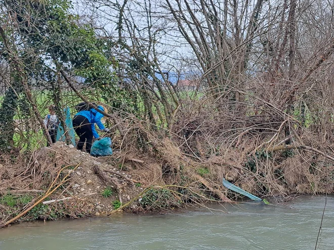 Teren je včasih težje dostopen, a narasla voda je odpadke nanesla vsepovsod. FOTO: Špela Kuralt/Delo