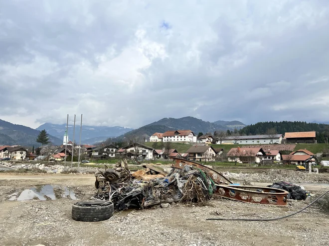 Odpadke bodo odvažali še nekaj dni. FOTO: Urša Zgojznik