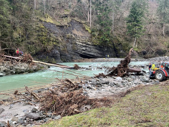 Reka je še vedno polna naplavin, kajakaši so danes odstranjevali drevje, štore, vejevje ... FOTO: Urša Zgojznik