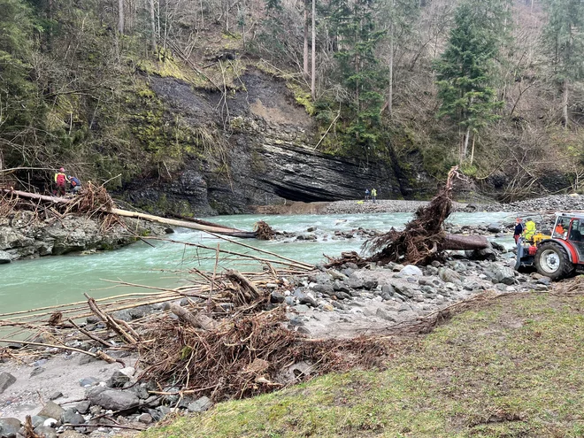 Reka je še vedno polna naplavin, kajakaši so danes odstranjevali drevje, štore, vejevje ... FOTO: Urša Zgojznik