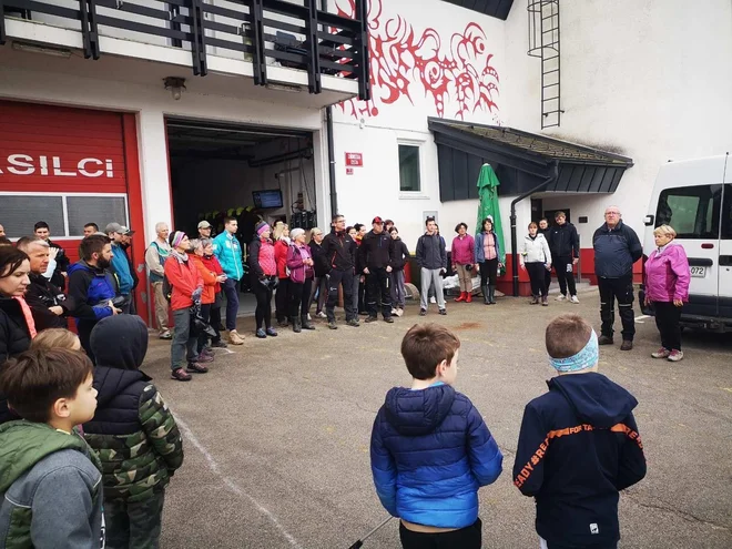 Prostovoljci so se zjutraj zbrali na več zbirnih mestih, kjer so jim razdelili naloge in območja, kjer so čistili. Delali so vsi - od najmlajših do malo manj mladih. FOTO: Franci Kotnik