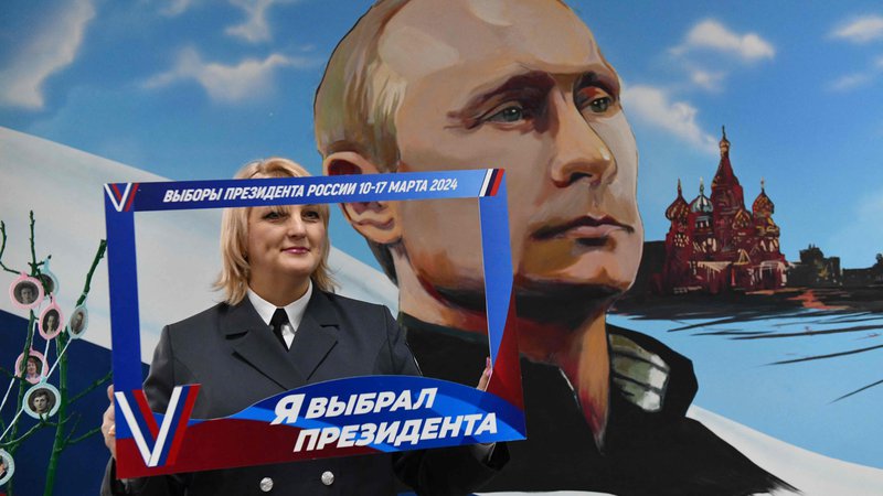 Fotografija: Po neuradnih napovedih je Vladimir Putin na pravkar minulih ruskih predsedniških volitvah zbral kar 87 odstotkov glasov.

FOTO: Stringer Afp