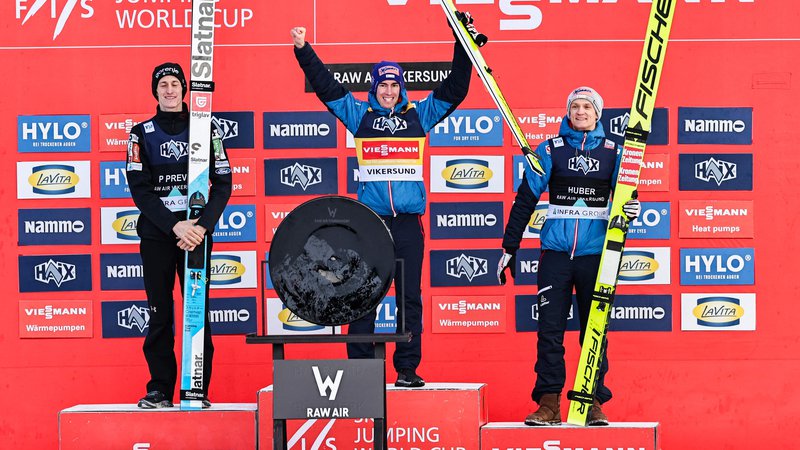 Fotografija: Peter Prevc (levo) je v končni razvrstitvi norveške turneje osvojil odlično drugo mesto za avstrijskim zmagovalcem Stefanom Kraftom (na sredini), čigar rojak Daniel Huber (desno) je bil tretji. FOTO: Geir Olsen/AFP