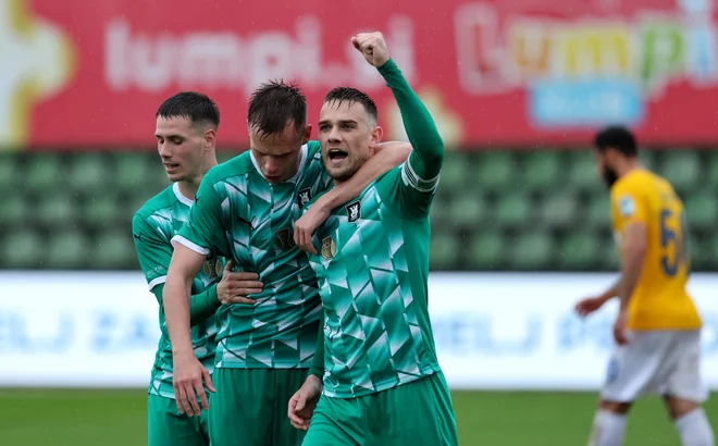 Mestni derbi se za Timija Maxa Elšnika in druge zeleno bele, ki se v Spodnji Šiški ne znajdejo, ni izšel po željah. FOTO: Blaž Samec/Delo