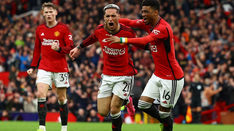 Fotografija: Soccer Football - FA Cup - Quarter Final - Manchester United v Liverpool - Old Trafford, Manchester, Britain - March 17, 2024 Manchester United's Antony celebrates scoring their second goal with Amad Diallo REUTERS/Molly Darlington TPX IMAGES OF THE DAY Foto Molly Darlington Reuters