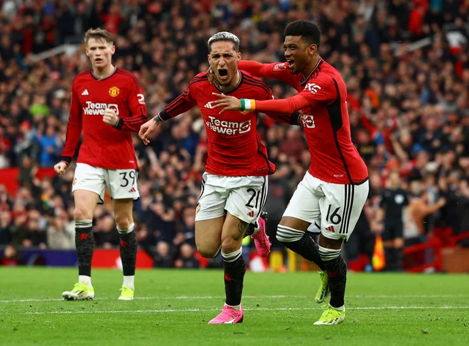 Soccer Football - FA Cup - Quarter Final - Manchester United v Liverpool - Old Trafford, Manchester, Britain - March 17, 2024 Manchester United's Antony celebrates scoring their second goal with Amad Diallo REUTERS/Molly Darlington TPX IMAGES OF THE DAY Foto Molly Darlington Reuters