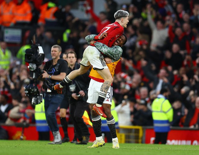 Soccer Football - FA Cup - Quarter Final - Manchester United v Liverpool - Old Trafford, Manchester, Britain - March 17, 2024 Manchester United's Alejandro Garnacho and Willy Kambwala celebrate after the match REUTERS/Molly Darlington Foto Molly Darlington Reuters