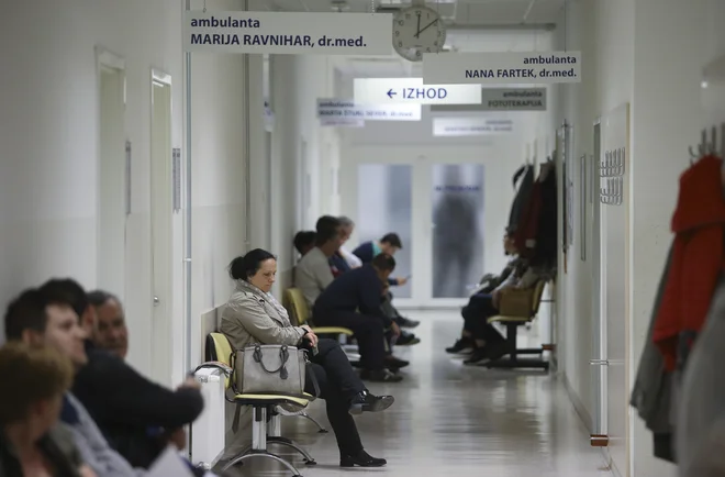 Po besedah vlade se je med stavko povečalo predvsem število nedopustno čakajočih na nekaterih elektivnih posegih, medtem ko nujne storitve potekajo normalno. FOTO: Jože Suhadolnik/Delo