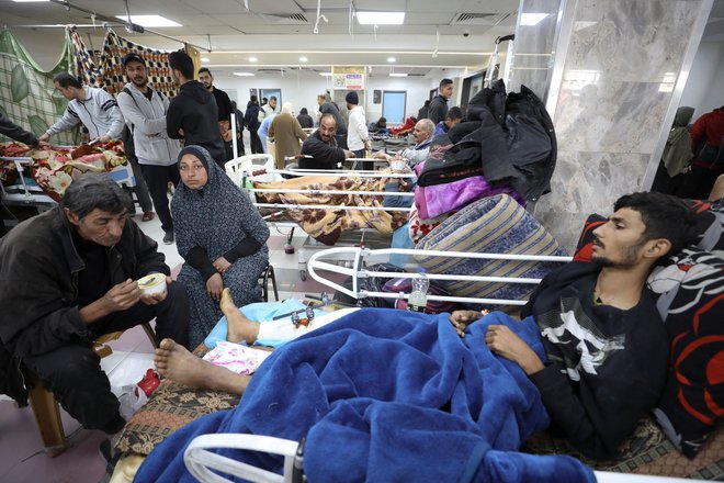 Očividci poročajo o paniki, prisotnosti tankov in zračnih napadih na okoliška poslopja bolnišnice Al Šifa. FOTO: Kosay Al Nemer/Reuters