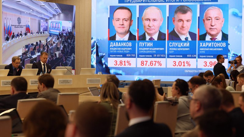 Fotografija: Ruski predsednik Vladimir Putin je osvojil 87 odstotkov glasov, kar je najvišja podpora doslej, ki pa jo gre po ocenah opazovalcev pripisati predvsem represiji, prisili in prevaram. FOTO: AFP